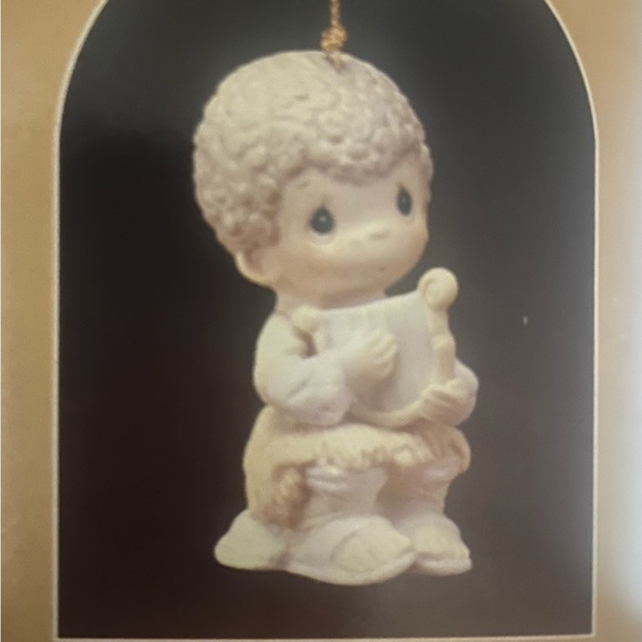 Precious Moments set of 8 Christmas ornaments. - Picture 7 of 9